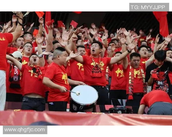 国足球星同框合照展现团结精神与拼搏决心,球迷热议未来赛场表现 国足球星同框合照展现团结精神与拼搏决心,球迷热议未来赛场表现