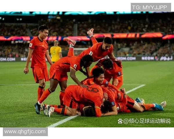 足球场上球星走光瞬间曝光 引发热议与关注 足球场上球星走光瞬间曝光 引发热议与关注